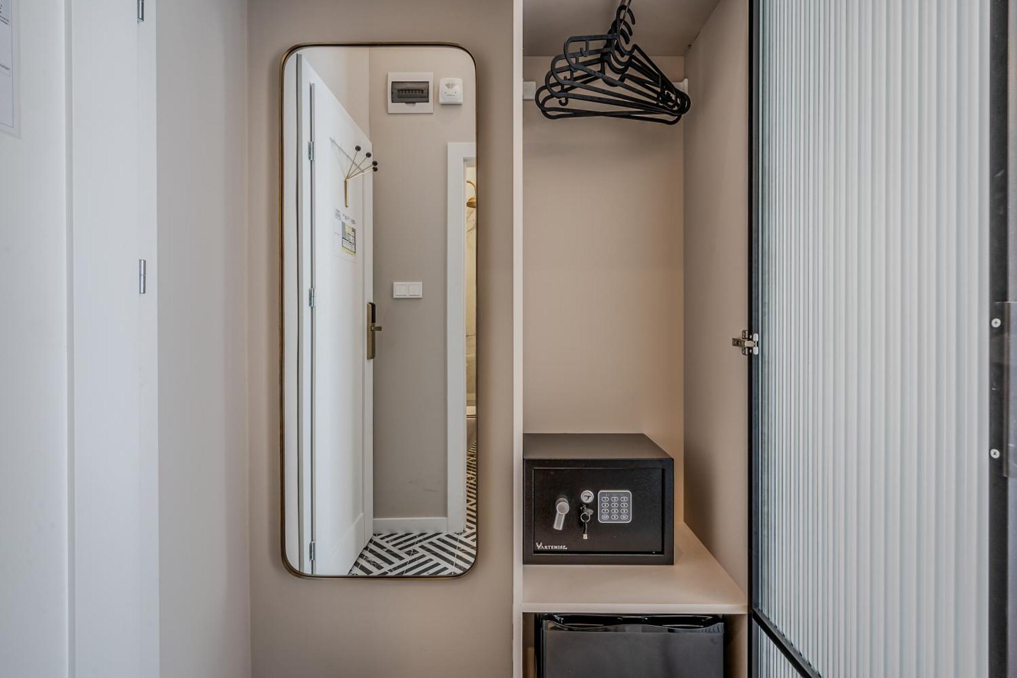Timeless Boutique Suites By Bqa Budapest Exterior photo